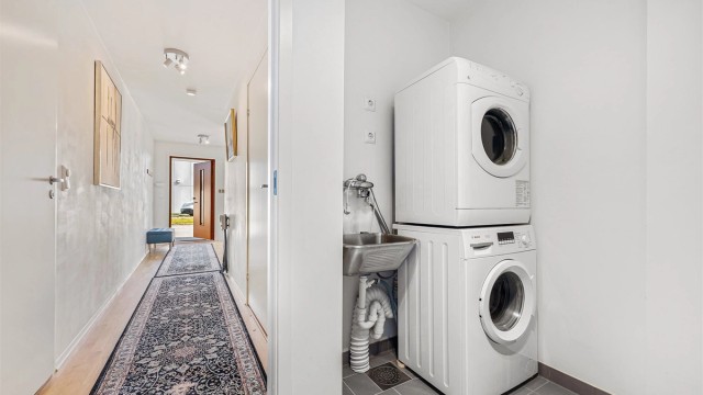 Videre inn i gangen er det praktisk bod under trapp, vaskerom og bad.