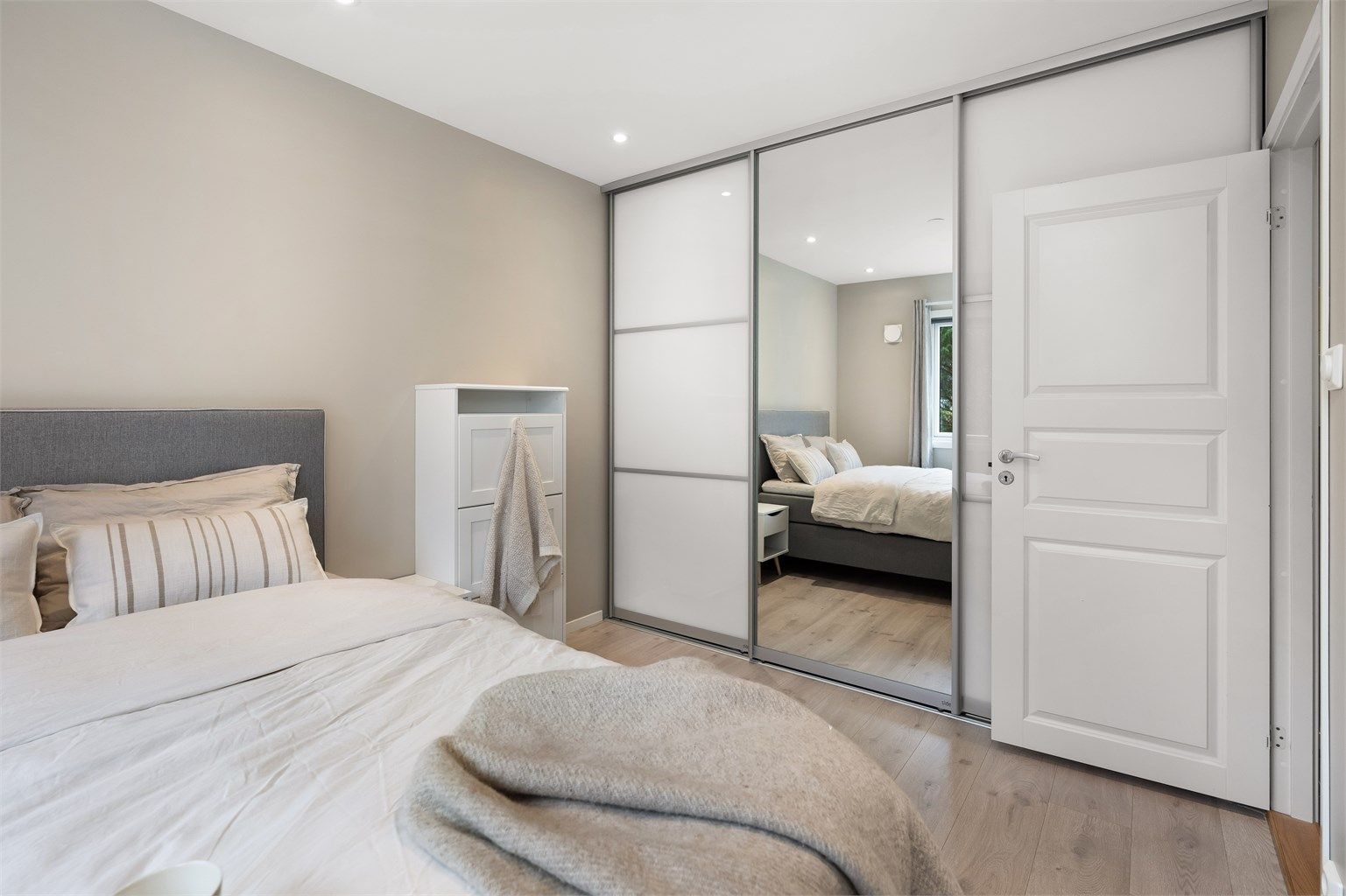 Det er innredet med skyvedørsgarderobe.