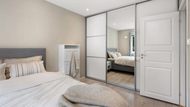 Det er innredet med skyvedørsgarderobe.