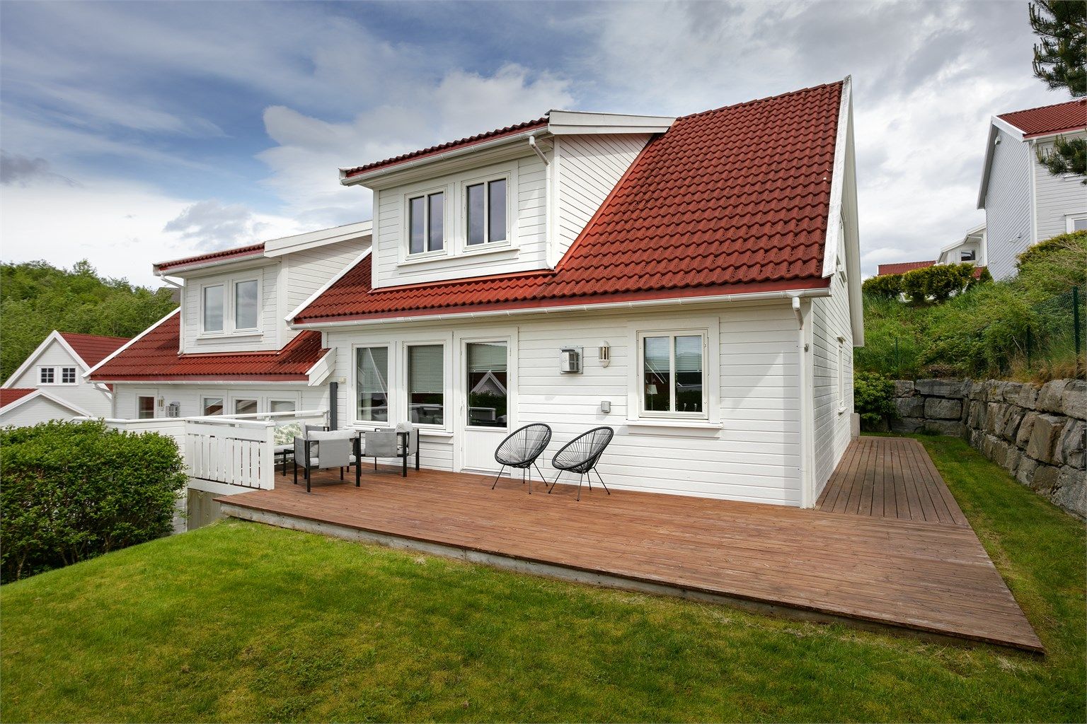 Velkommen til Remviksvingen 15, en flott tiltalende halvpart av vertikaldelt tomannsbolig presentert av Eiendomsmegler Harald Osdal v/Krogsveen Sunnmøre