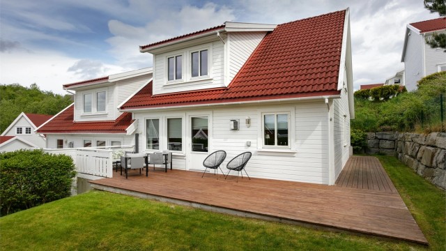 Velkommen til Remviksvingen 15, en flott tiltalende halvpart av vertikaldelt tomannsbolig presentert av Eiendomsmegler Harald Osdal v/Krogsveen Sunnmøre