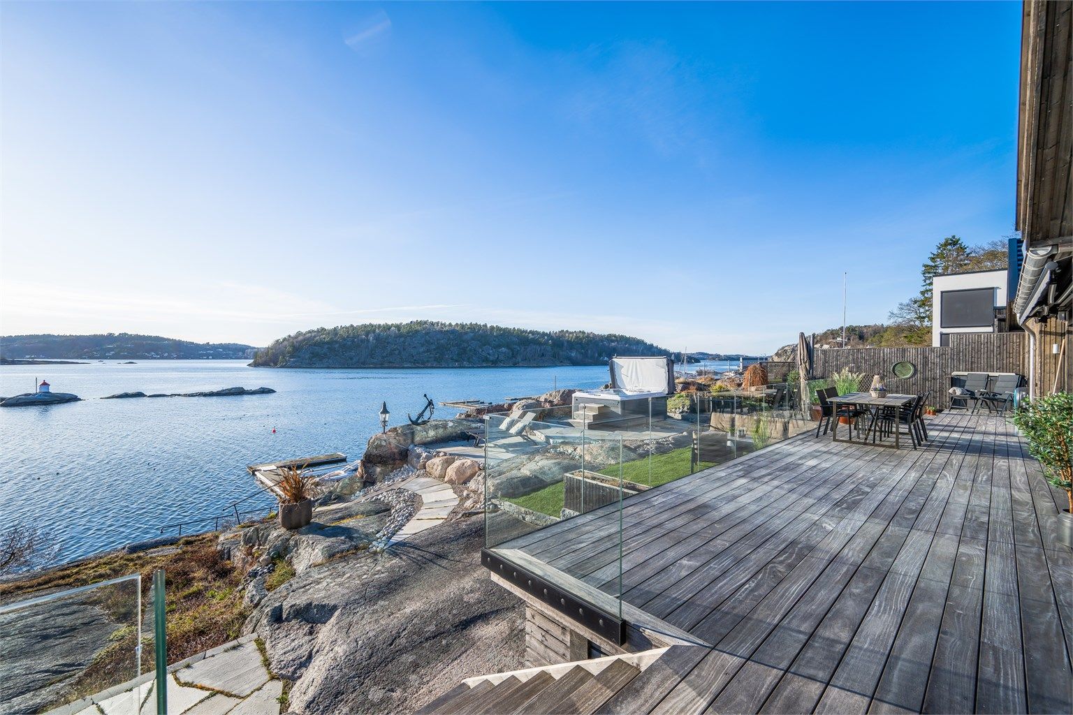 Her er det lagt vekt på å skape en harmonisk helhet mellom natur, svaberg og bebyggelse – et sted hvor man virkelig kan finne roen og nyte kystlandskapets særegne atmosfære.