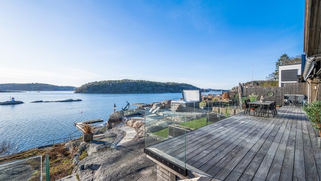 Her er det lagt vekt på å skape en harmonisk helhet mellom natur, svaberg og bebyggelse – et sted hvor man virkelig kan finne roen og nyte kystlandskapets særegne atmosfære.