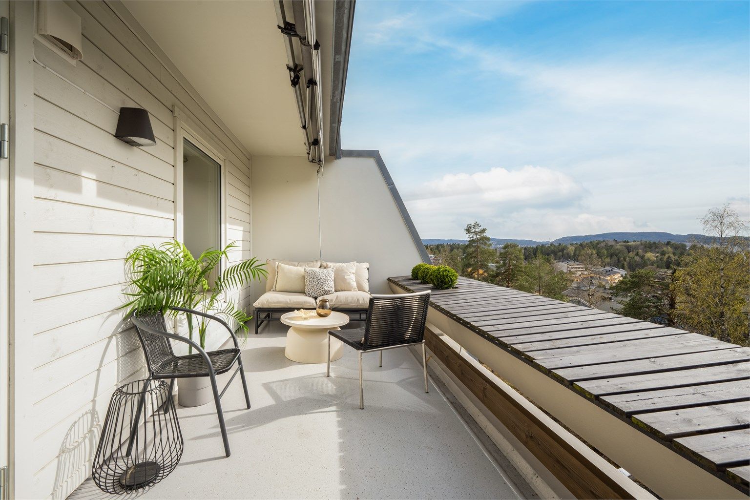 Terrassen er utstyrt med utebelysning og markise.