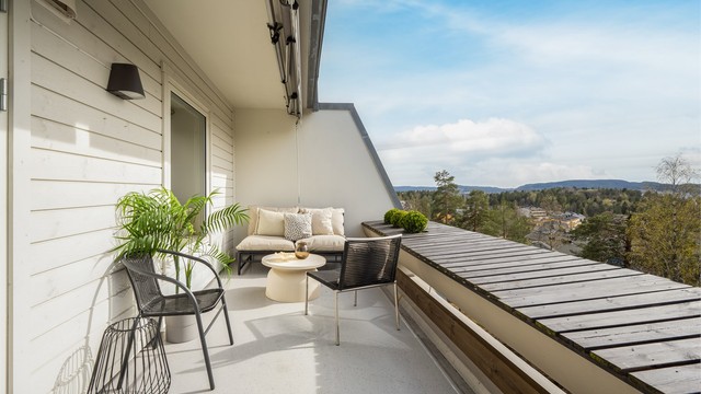 Terrassen er utstyrt med utebelysning og markise.