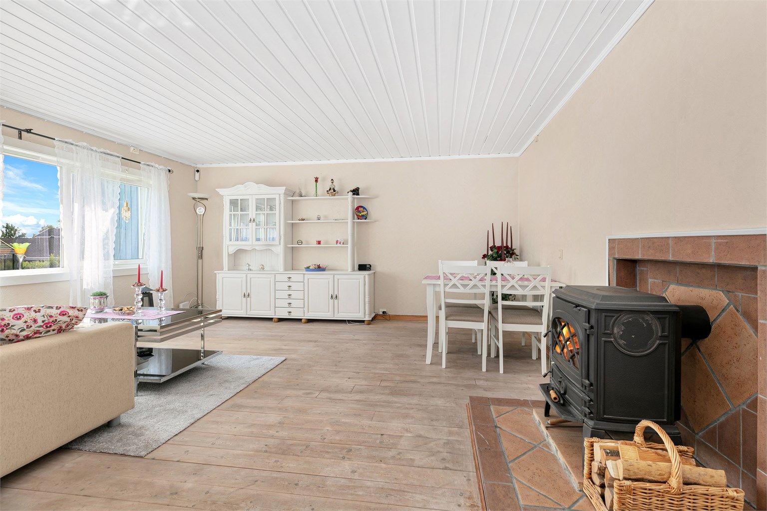 En peis utgjør rommets midtpunkt og tilfører varme.