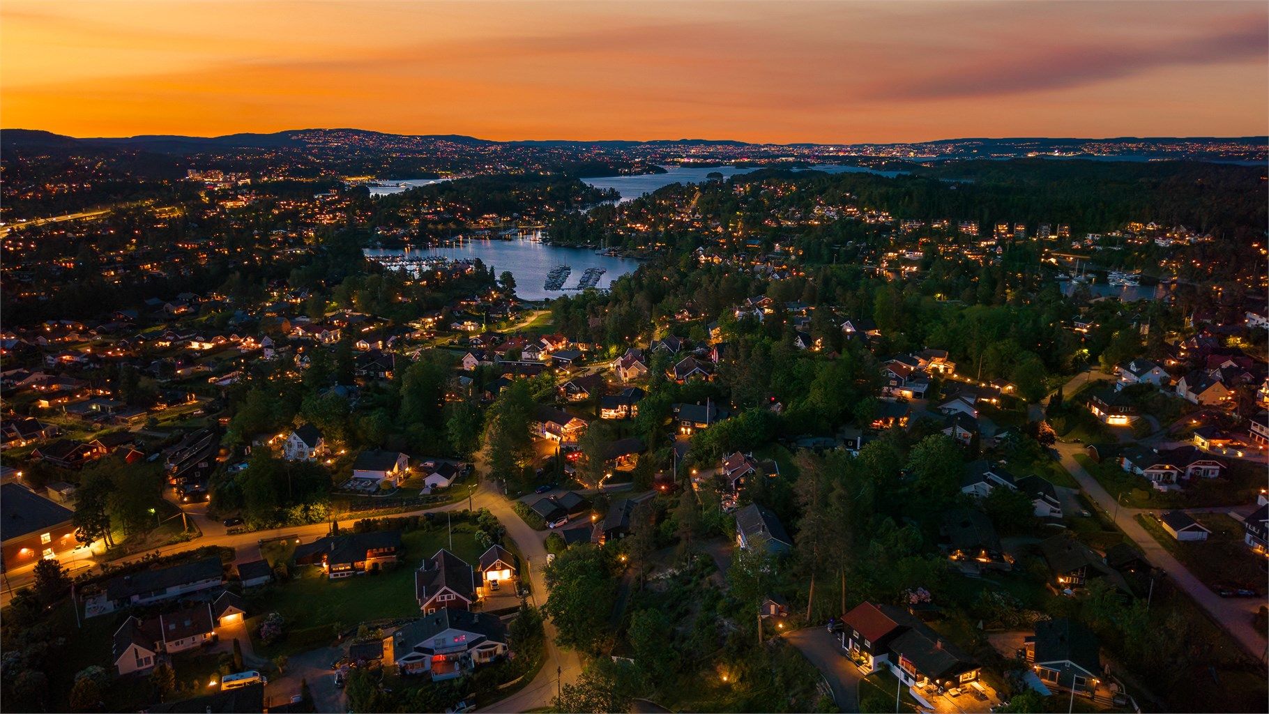 Eiendommen ligger i en rolig blindvei på en solrik kolle med fantastisk utsikt, kort vei fra sjøen, i et idyllisk og attraktivt villastrøk på Mellom-Nes i Asker kommune.