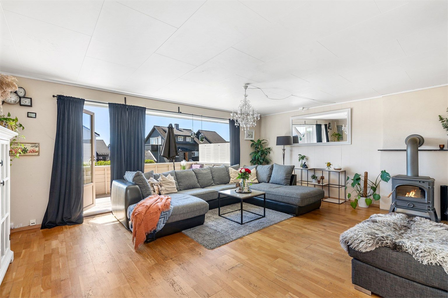 Lys og luftig stue med utgang til romslig terrasse. Varmepumpe og peisovn.