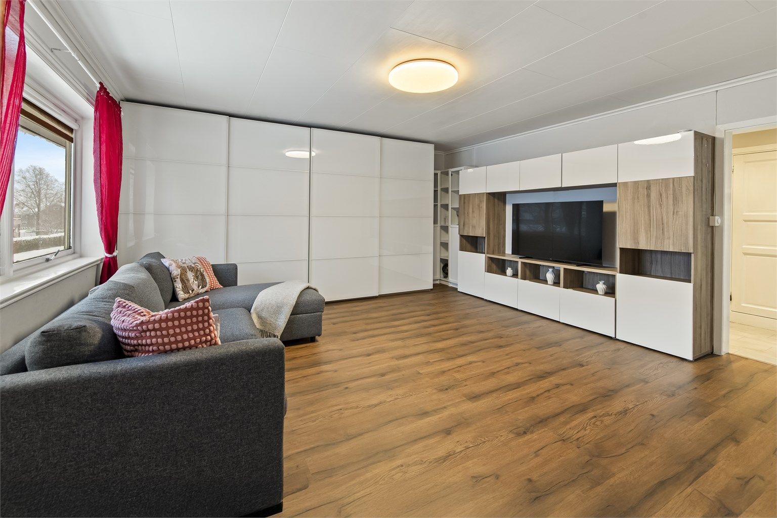 Leiligheten har en funksjonell og god planløsning med to soverom og lyse oppholdsrom.