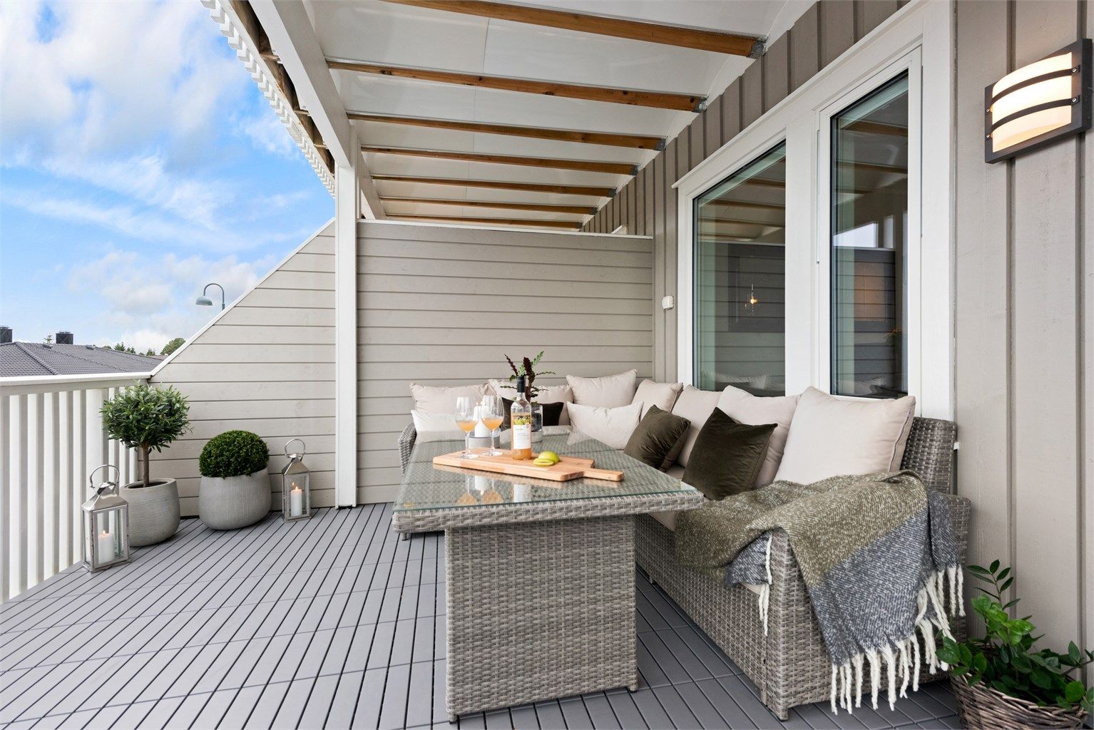 Fra stuen er det utgang til en svært romslig og delvis overbygget terrasse på hele 28 m². Den er sørvestvendt, med god plass til flere sittegrupper.