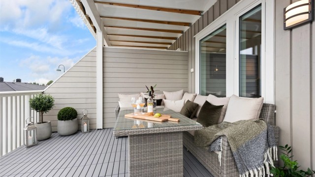 Fra stuen er det utgang til en svært romslig og delvis overbygget terrasse på hele 28 m². Den er sørvestvendt, med god plass til flere sittegrupper.