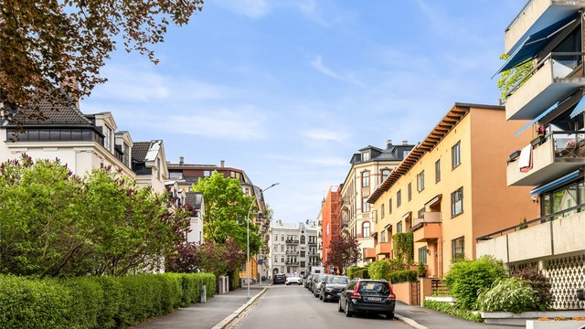 Rolig område preget av frittliggende byvillaer og klassiske bygårder, omgitt av ambassader og historisk bebyggelse.