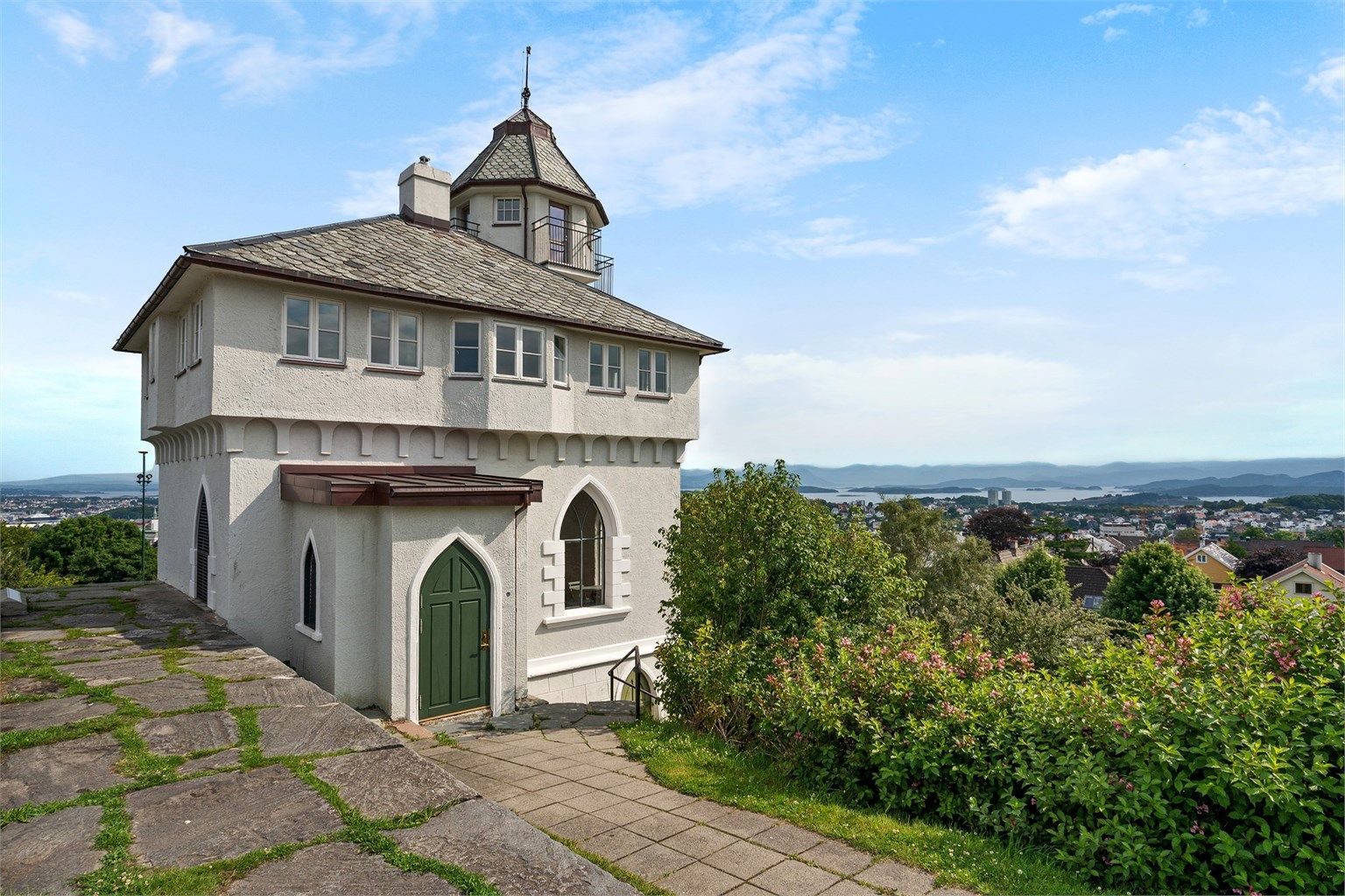 Vålandstårnet ligger like ved boligen. 