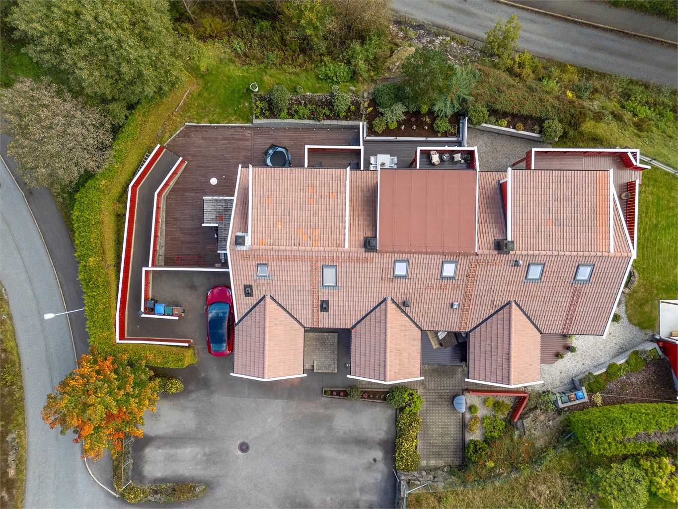 - Parkeringsplass like utenfor ytterdøren. Det er også rikelig med gjesteparkering i feltet. -