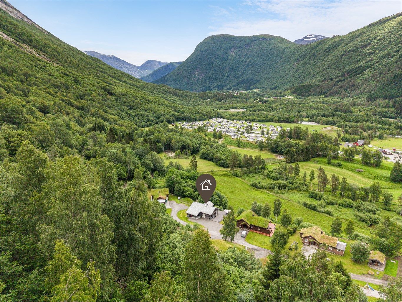 I nærheten av hyttefeltet er det en 18hulls discgolfbane, som er et fint fritidstilbud innen kort avstand. Bygda byr på den perfekte kombinasjonen av spektakulære omgivelser, et mangfold av opplevelser året rundt