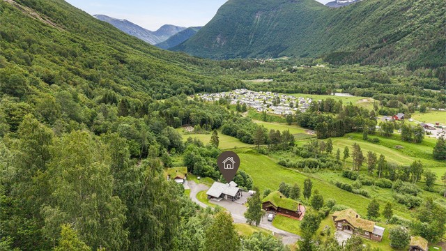 I nærheten av hyttefeltet er det en 18hulls discgolfbane, som er et fint fritidstilbud innen kort avstand. Bygda byr på den perfekte kombinasjonen av spektakulære omgivelser, et mangfold av opplevelser året rundt