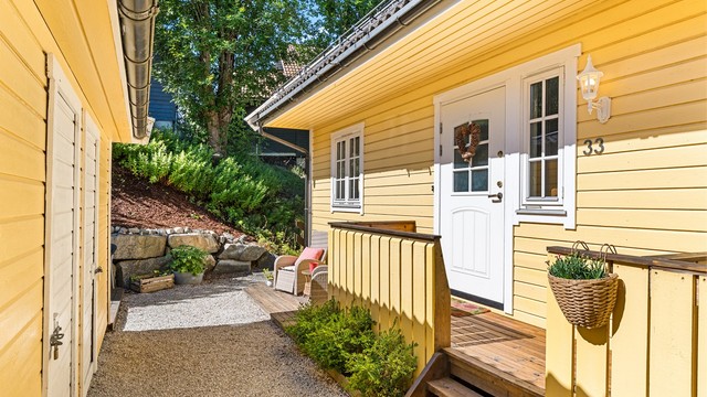 Hyggelig og skjermet uteplass ved inngangspartiet.