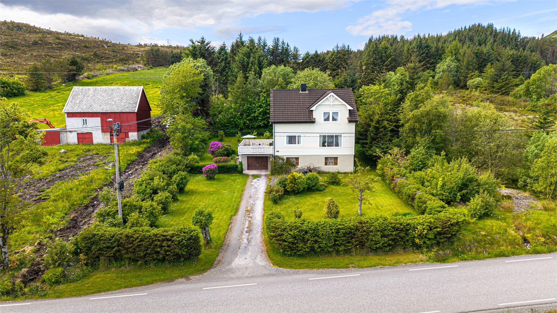 Eiendommen har en flott hage.