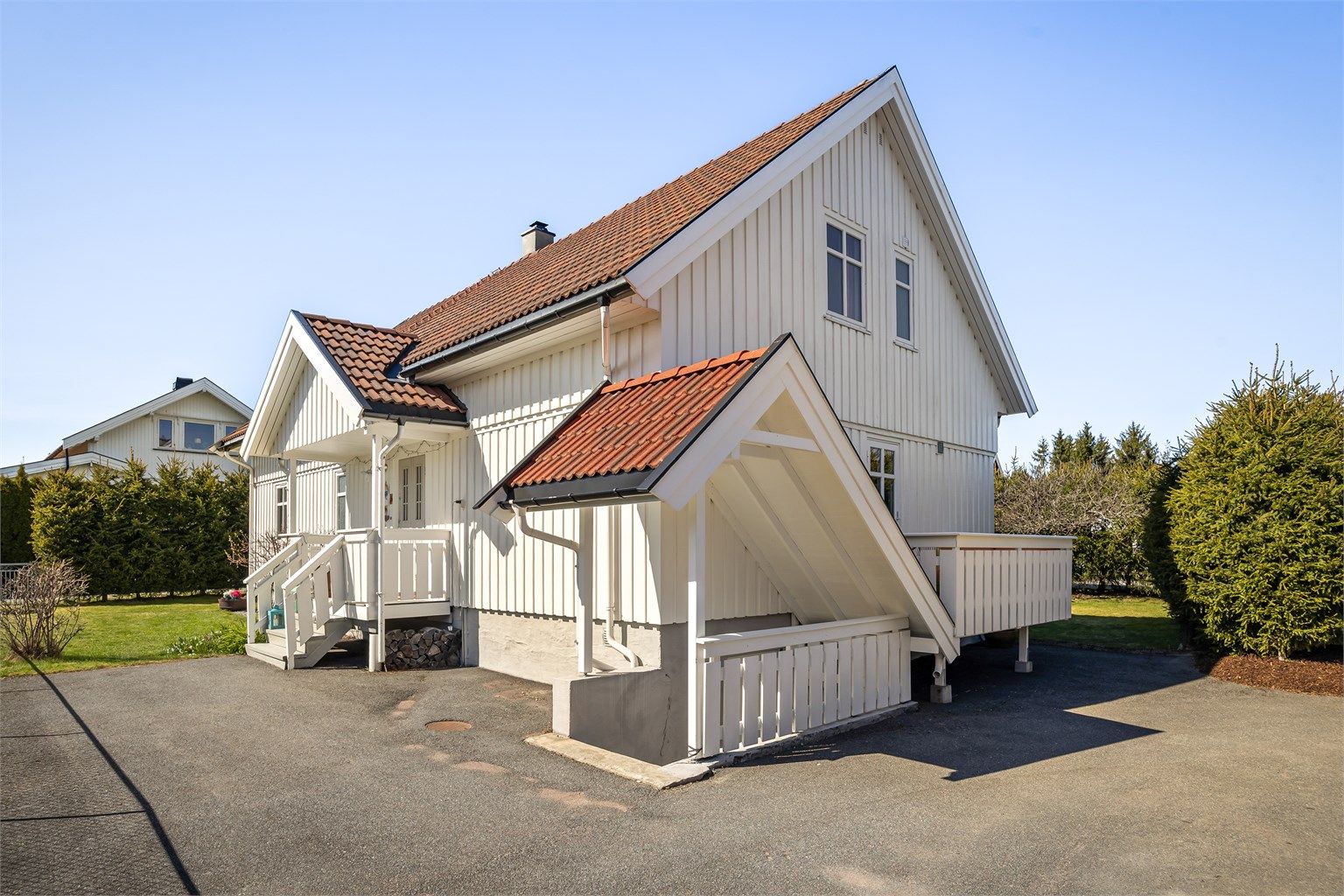 En innholdsrik og familievennlig enebolig over tre plan, med en skjermet hage og flere solrike uteplasser.
Fotograf: Stine Prøitz Jørgensen