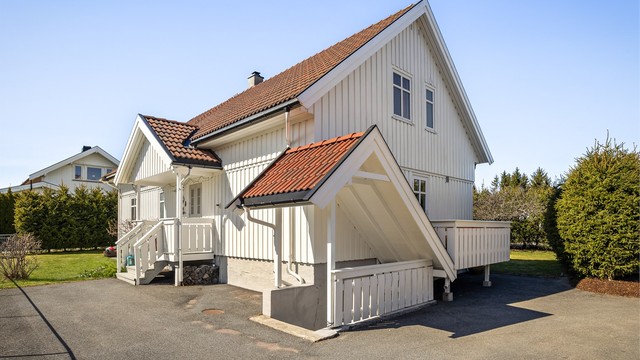 En innholdsrik og familievennlig enebolig over tre plan, med en skjermet hage og flere solrike uteplasser.
Fotograf: Stine Prøitz Jørgensen