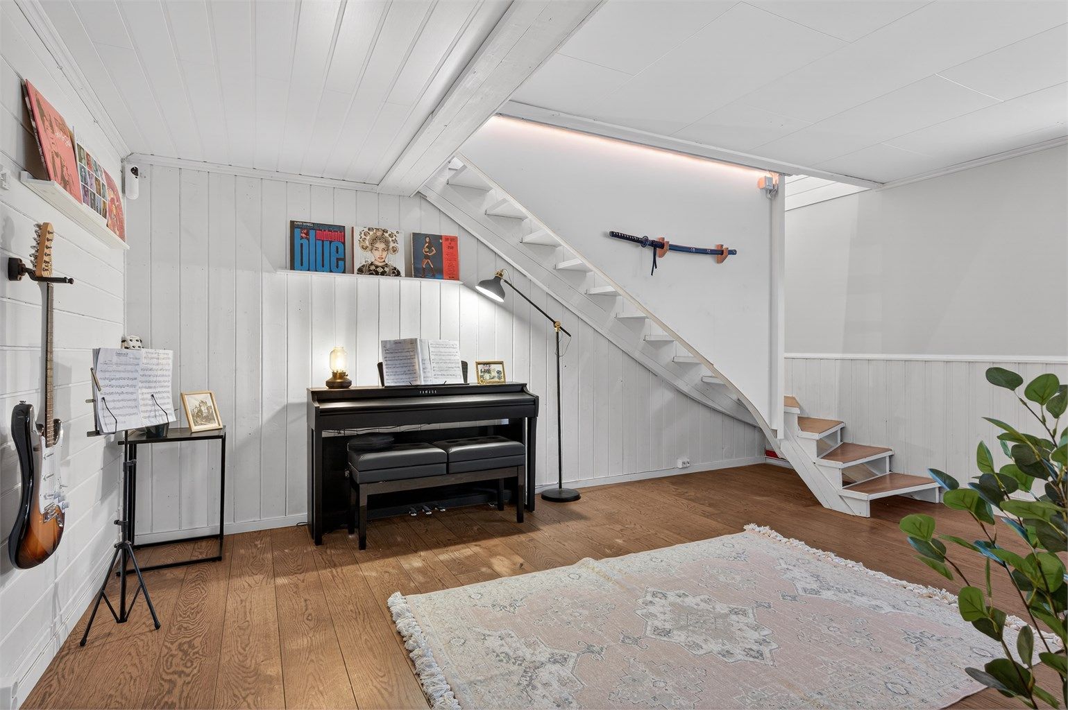 Stor underetasje med flere stuer, bad, boder, garasje med mere.