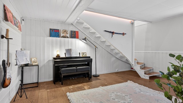 Stor underetasje med flere stuer, bad, boder, garasje med mere.