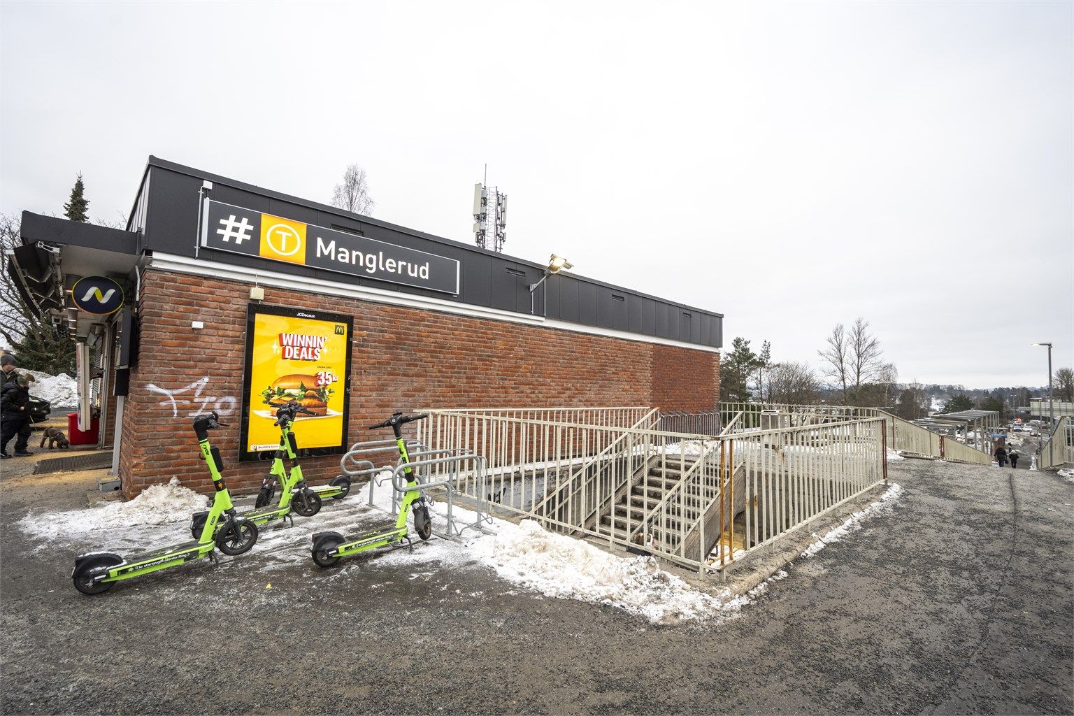 Ca. 5 minutter til fots til t-banen på Manglerud. Her går både linje 1 og 4!