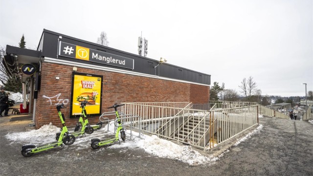 Ca. 5 minutter til fots til t-banen på Manglerud. Her går både linje 1 og 4!
