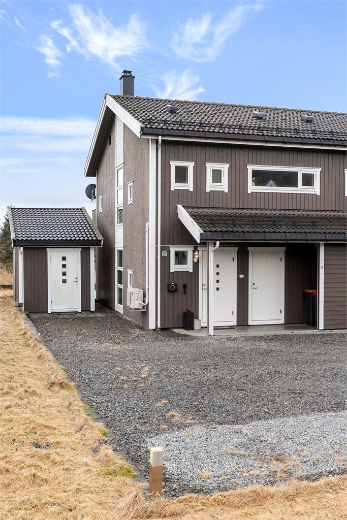 Boligen er vertikaldelt og går over to plan med en god og innholdsrik planløsning. Det er parkeringsmuligheter rett utenfor døren, inkludert elbillader, i tillegg til at det er etablert en praktisk utebod