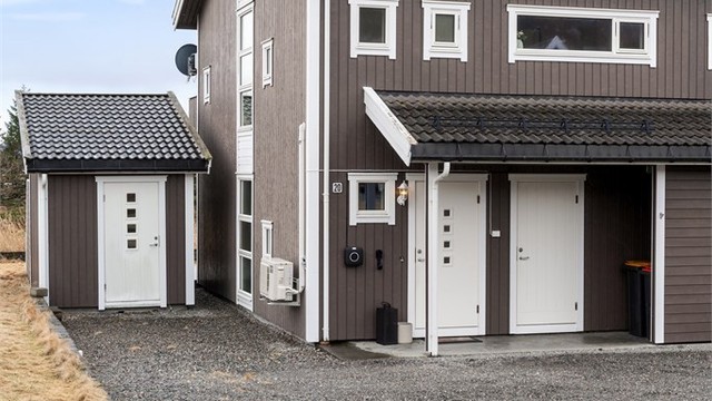 Boligen er vertikaldelt og går over to plan med en god og innholdsrik planløsning. Det er parkeringsmuligheter rett utenfor døren, inkludert elbillader, i tillegg til at det er etablert en praktisk utebod