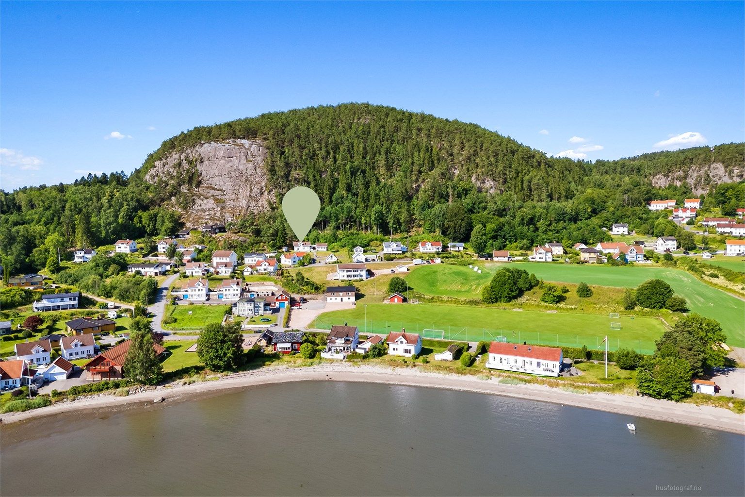 Eiendommen ligger høyt og luftig til på en stor tomt, med fin utsikt over Bergerbukta/fjorden. 
Foto: Knipzet AS - Emmy af Geijerstam