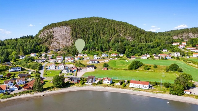 Eiendommen ligger høyt og luftig til på en stor tomt, med fin utsikt over Bergerbukta/fjorden.
Foto: Knipzet AS - Emmy af Geijerstam