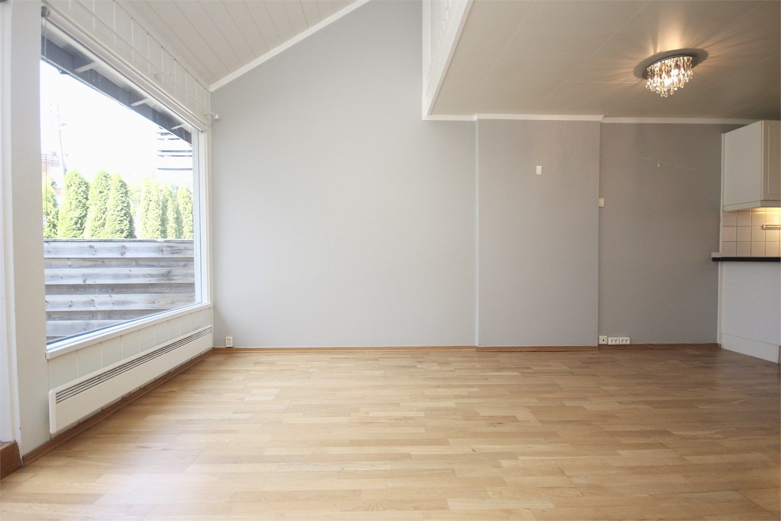 Lys og stor stue med gode møbleringsmuligheter.