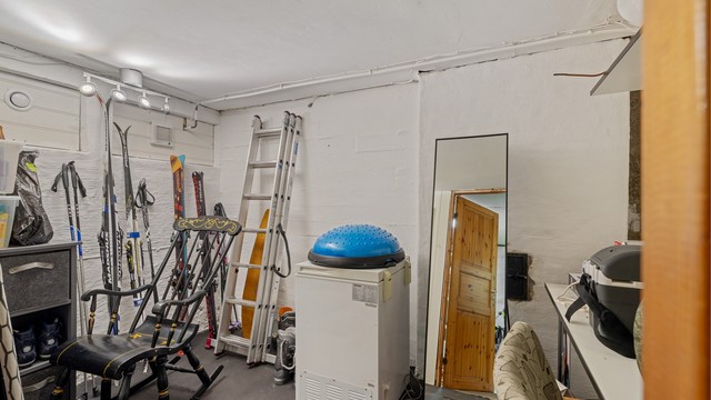 Ekstra bod i underetasjen som gir rikelig med oppbevaringsplass.