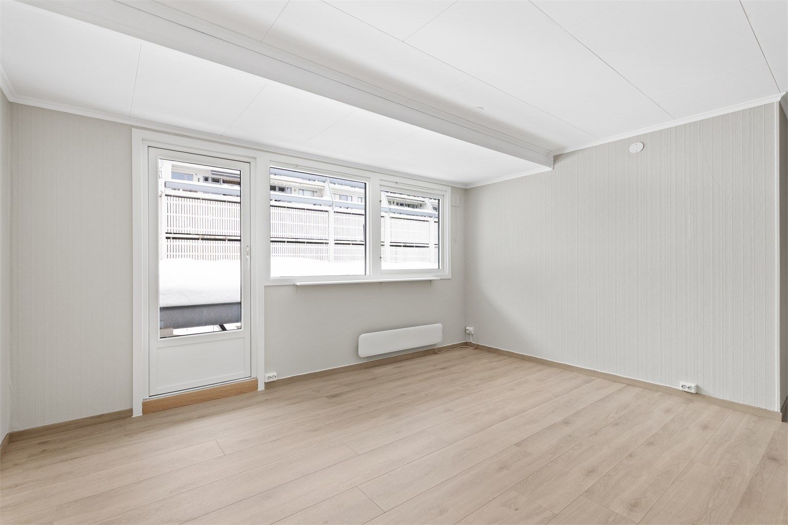 Det er rikelig med lysinnslipp gjennom store vindusflater, som skaper en luftig og åpen romfølelse. Det er også utgang til en stor balkong.