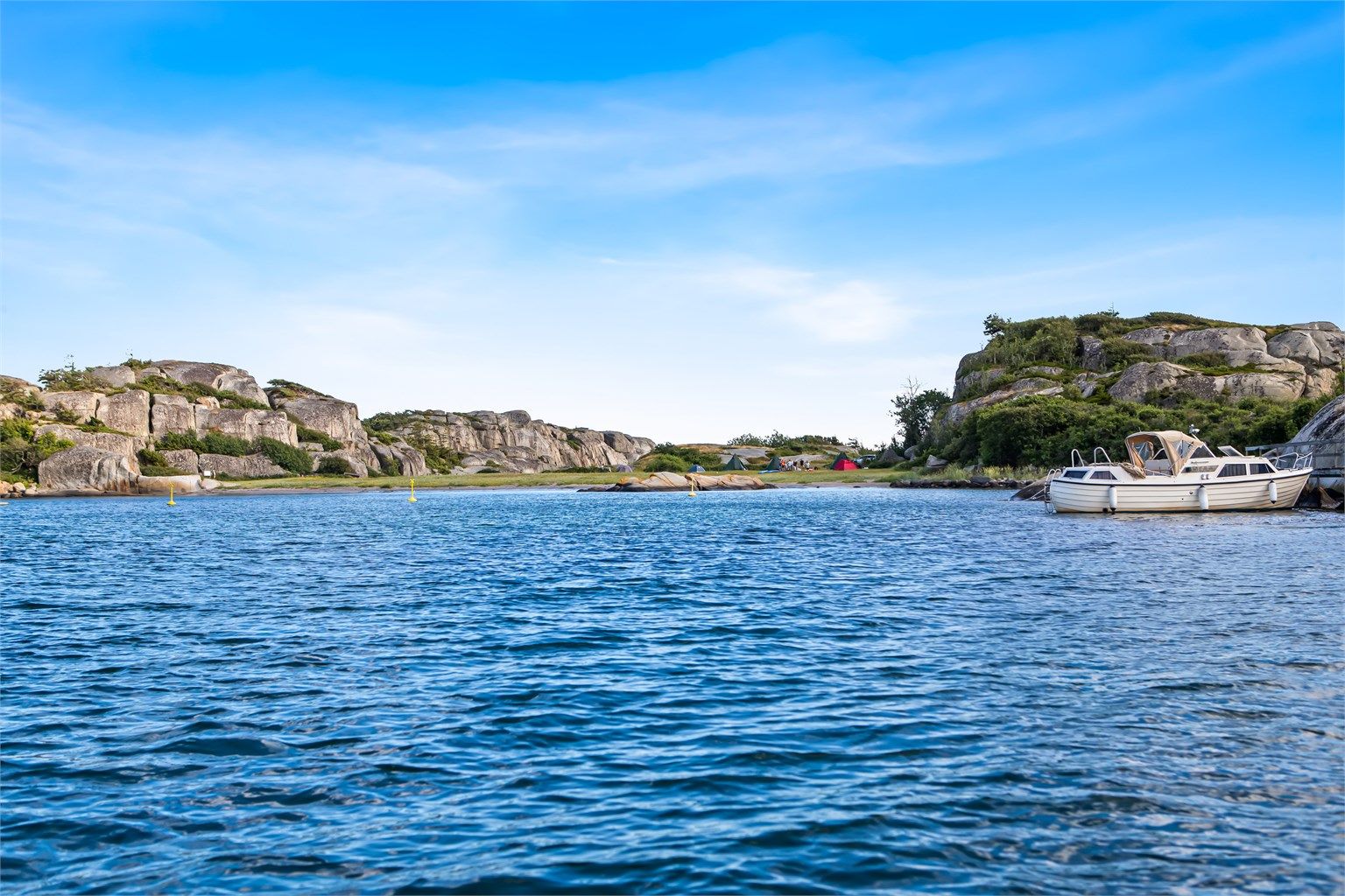 Fjorden byr på familievennlige eventyr i den flotte skjærgården med flere fine badeplasser og øygrupper.