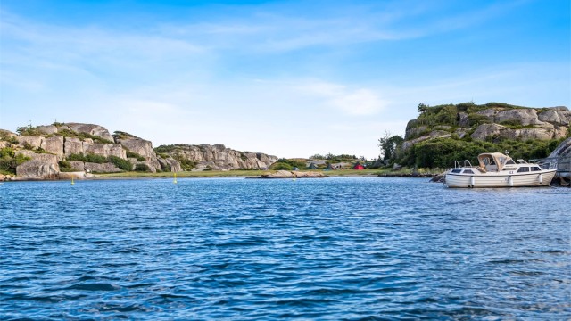 Fjorden byr på familievennlige eventyr i den flotte skjærgården med flere fine badeplasser og øygrupper.