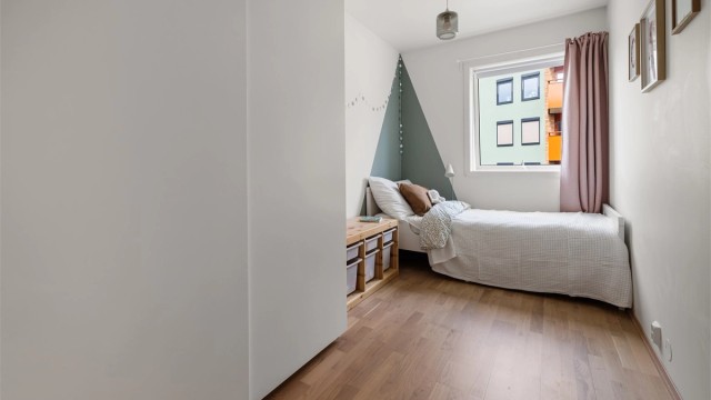 Her er det plass til seng med tilhørende nattbord og stort garderobeskap.