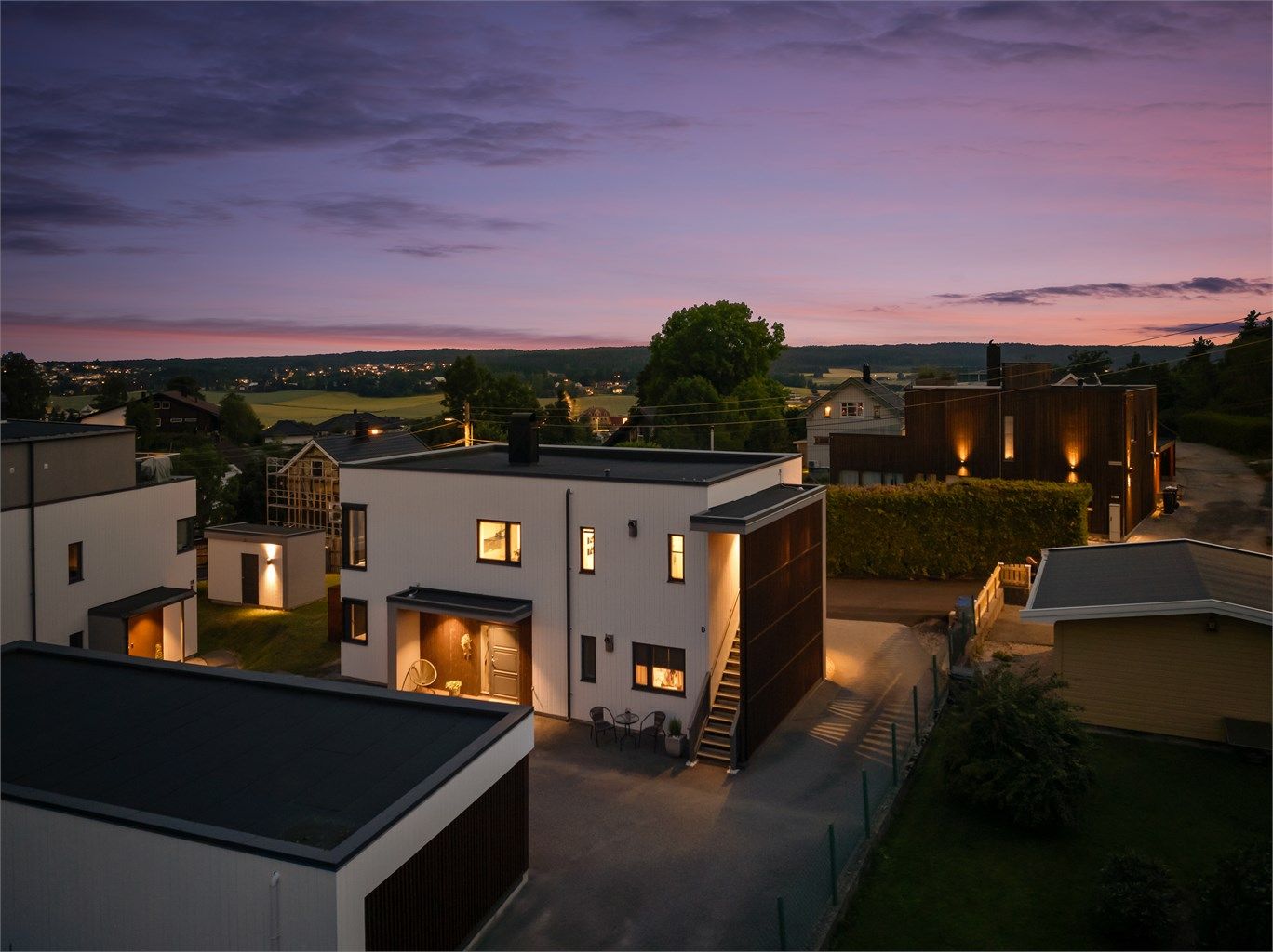 Boligen er en moderne funkisbolig fra 2018 med stilrene linjer, god standard og gjennomført arkitektur, tegnet av BAS arkitekter.