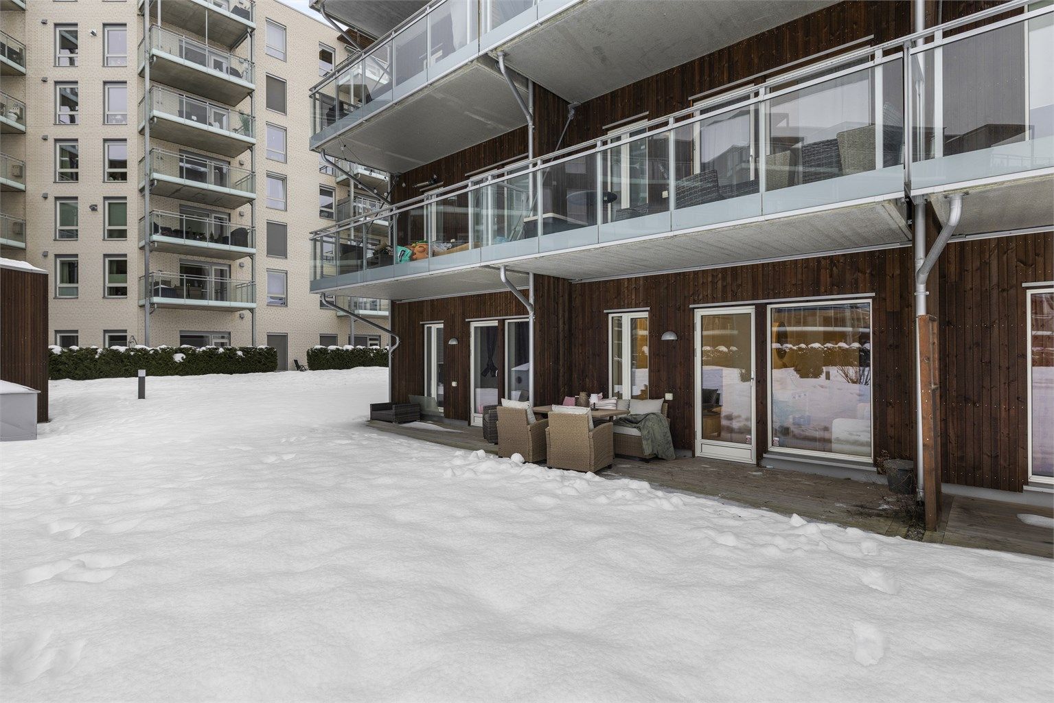 Fra terrassen ser man ut på sameiets fellesarealer.