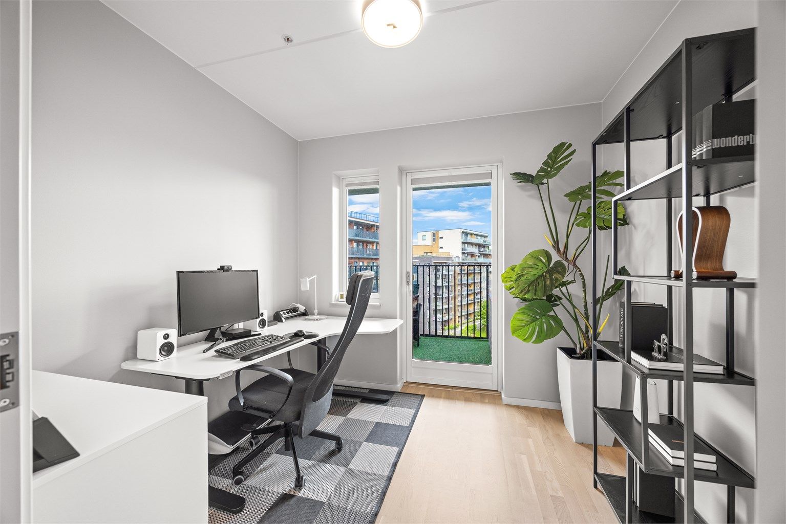 Det tredje soverommet benyttes i dag som kontor og har direkte utgang til den østvendte balkongen.