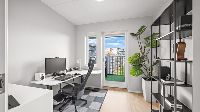 Det tredje soverommet benyttes i dag som kontor og har direkte utgang til den østvendte balkongen.