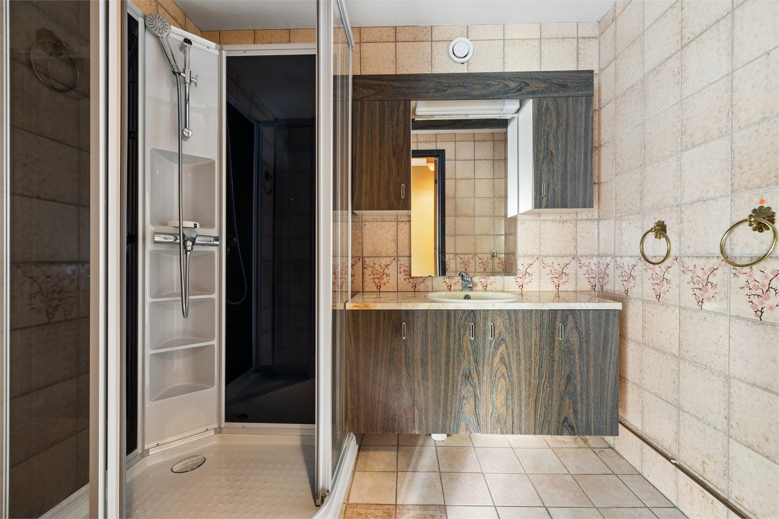 Badet har elektrisk gulvvarme og opplegg for vaskemaskin.