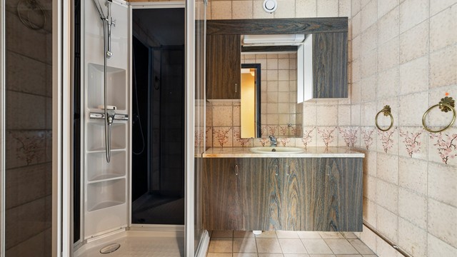 Badet har elektrisk gulvvarme og opplegg for vaskemaskin.