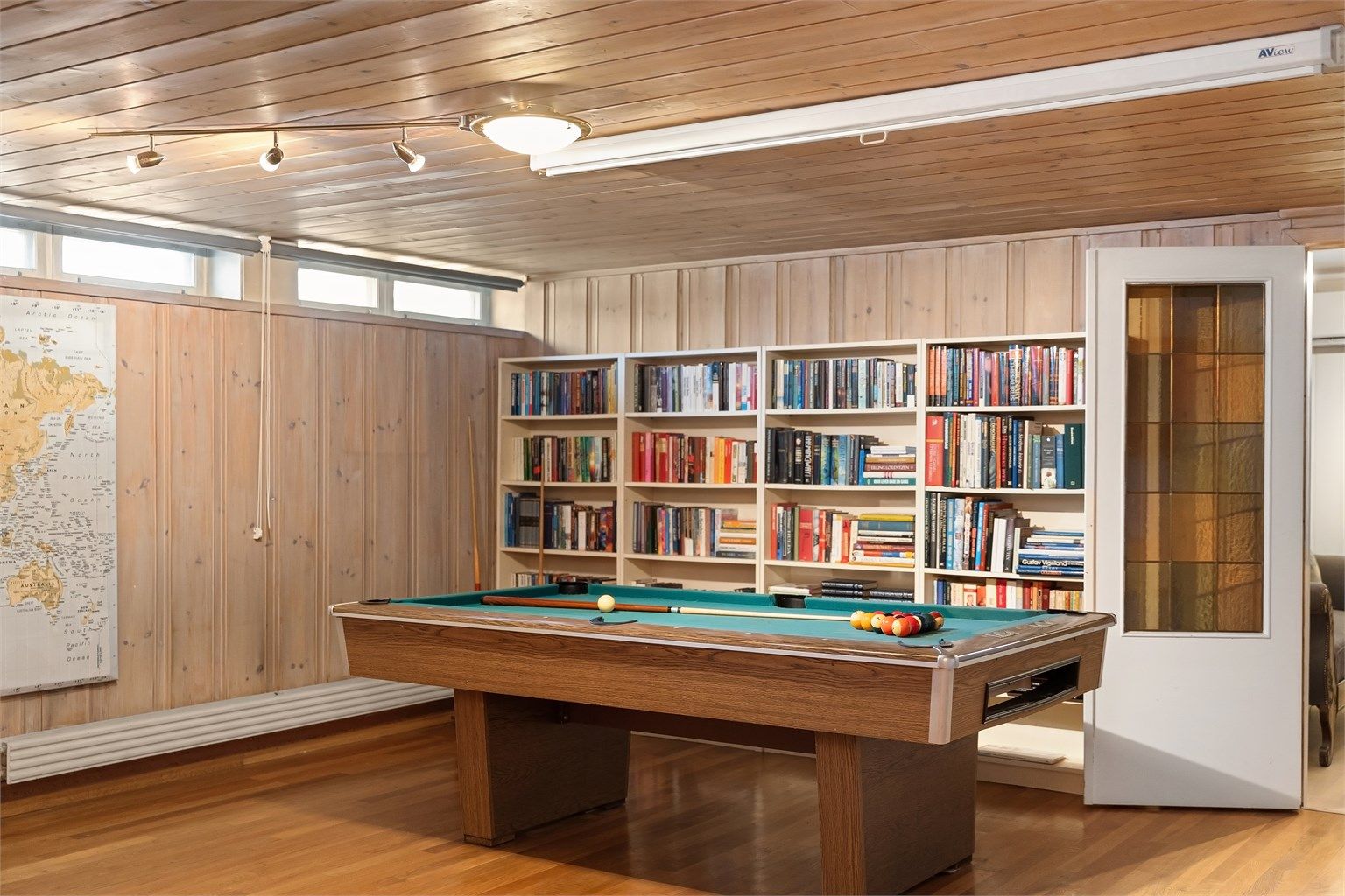 Plassbygde bokhyller gir rikelig med oppbevaring for bøker og spill.