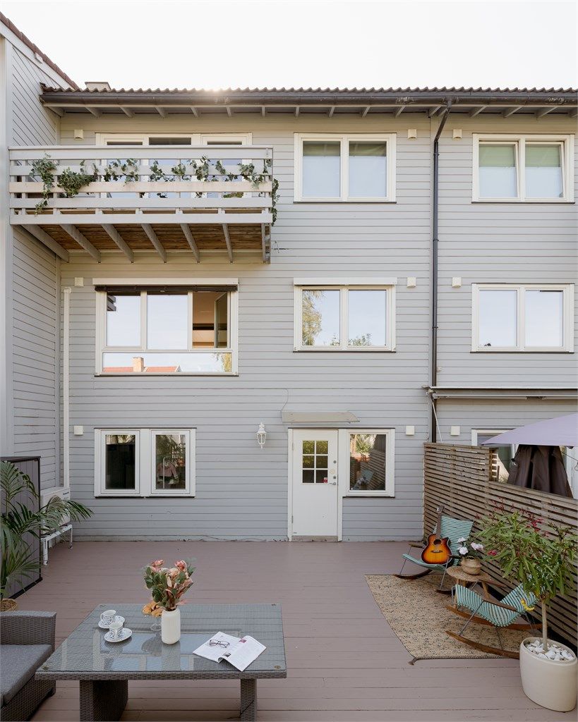 Innholdsrikt og tiltalende rekkehus med en flott beliggenhet i et særdeles barnevennlig boområde.