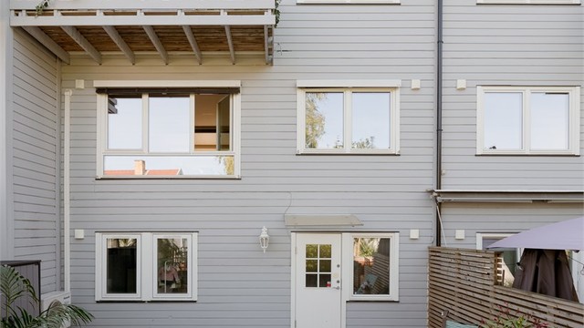 Innholdsrikt og tiltalende rekkehus med en flott beliggenhet i et særdeles barnevennlig boområde.