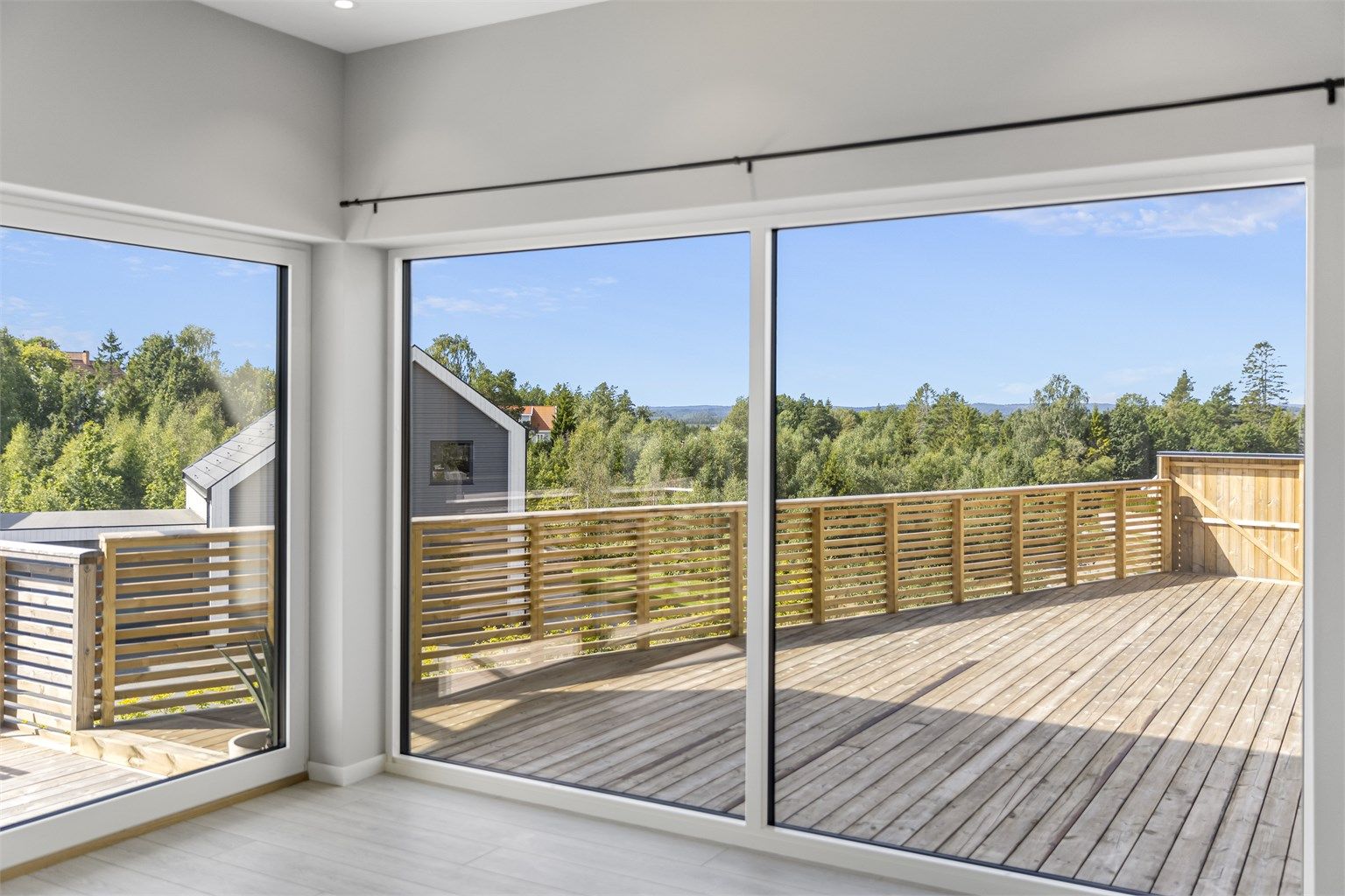 Takhøyden er ca. 2,90 meter, det er downlights, store vindusflater med alubeslag og mye mer.