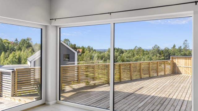 Takhøyden er ca. 2,90 meter, det er downlights, store vindusflater med alubeslag og mye mer.