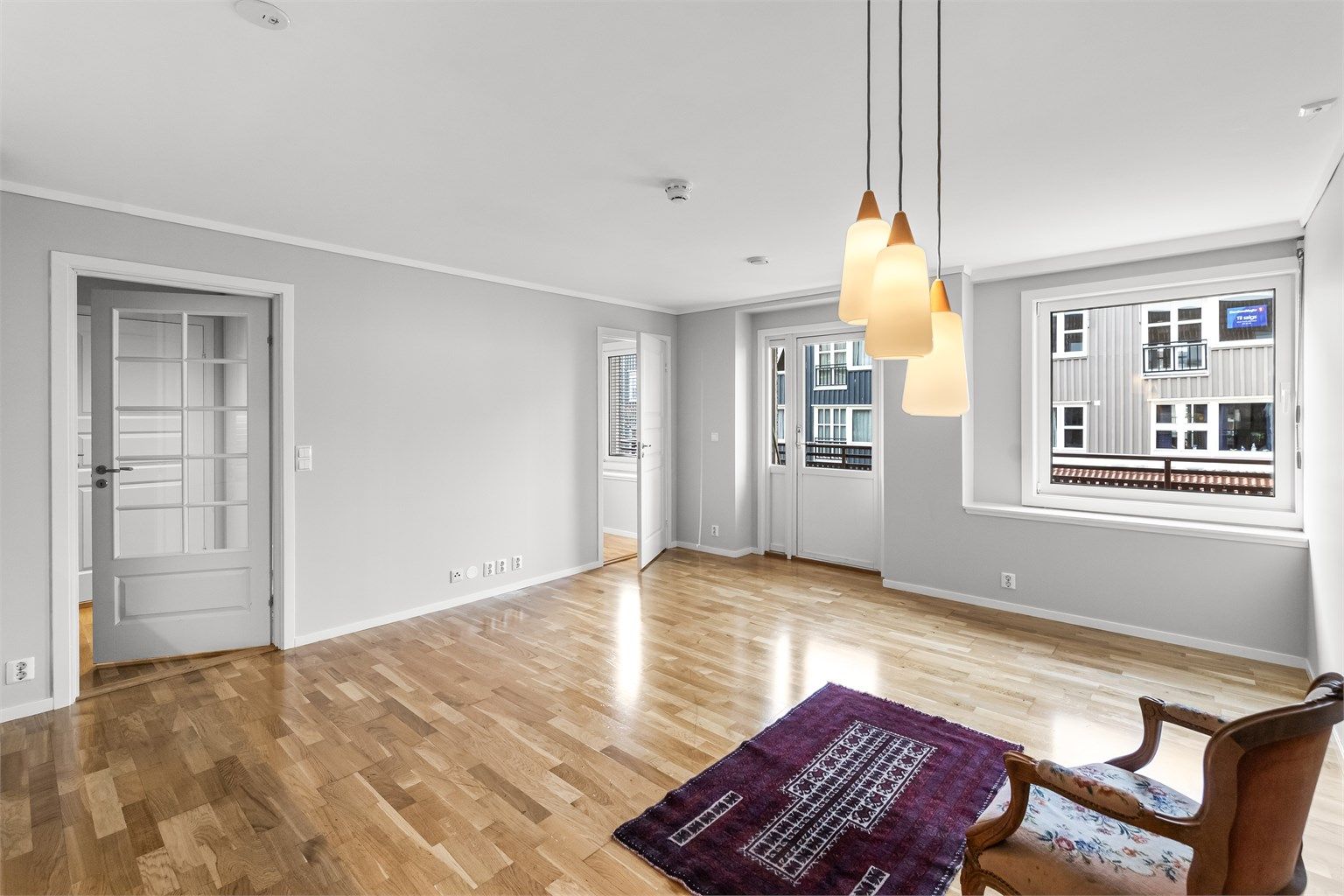 Samtlige innvendige rom er lyst og moderne innredet med en smakfull stil, og leiligheten er praktisk innredet med alt på en flate.